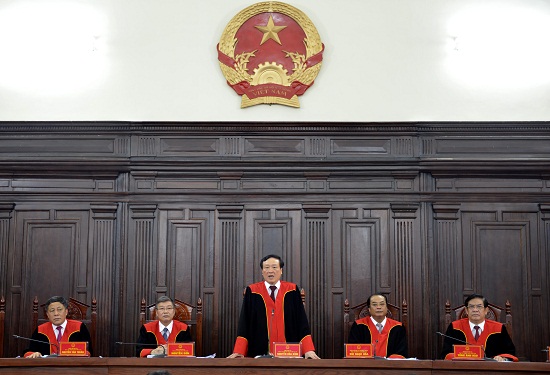 Tổ chức của toà án được quy định như thế nào trong hiến pháp thế giới và Hiến pháp Việt Nam?