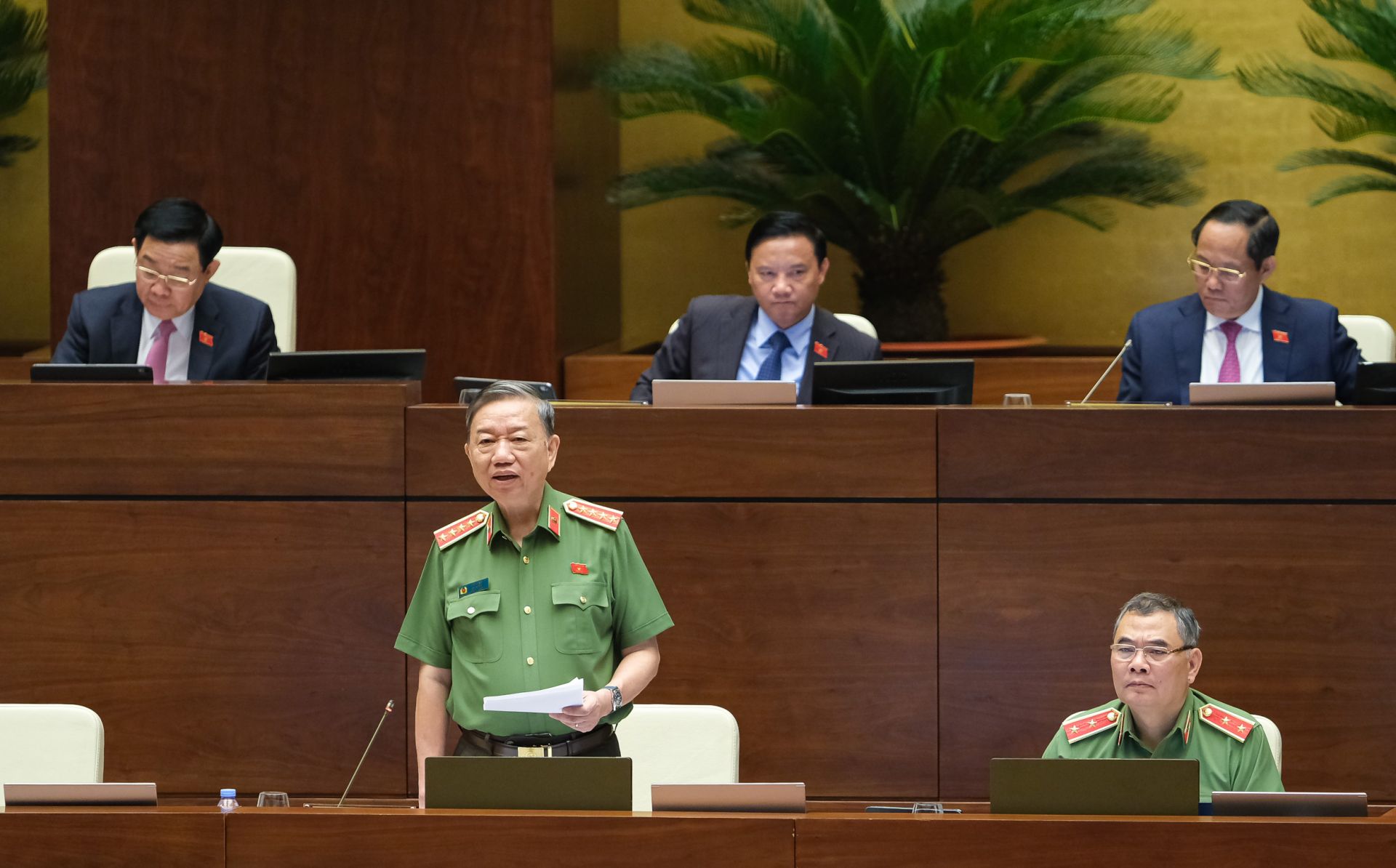 Bộ trưởng Bộ Công an trả lời chất vấn về nhiều vấn đề nóng