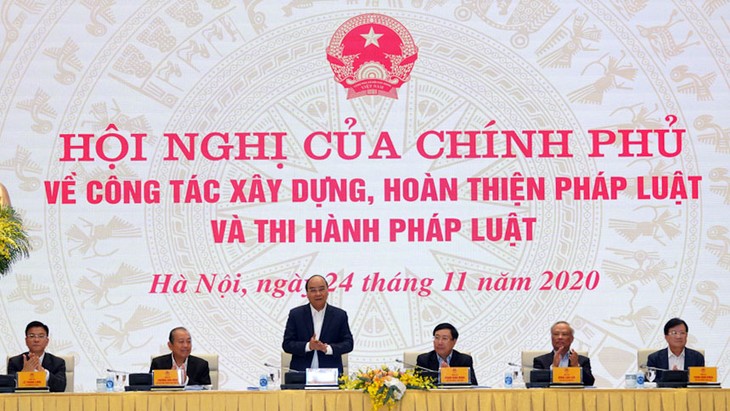 Các yếu tố xã hội ảnh hưởng đến hoạt động xây dựng pháp luật