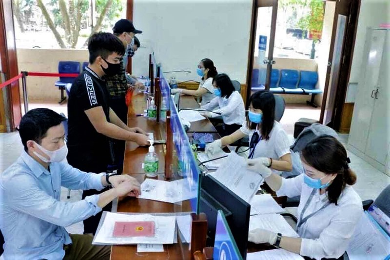 Bảo đảm tuổi nghỉ hưu không vượt quá 65 tuổi đối với nam và 60 tuổi đối với nữ
