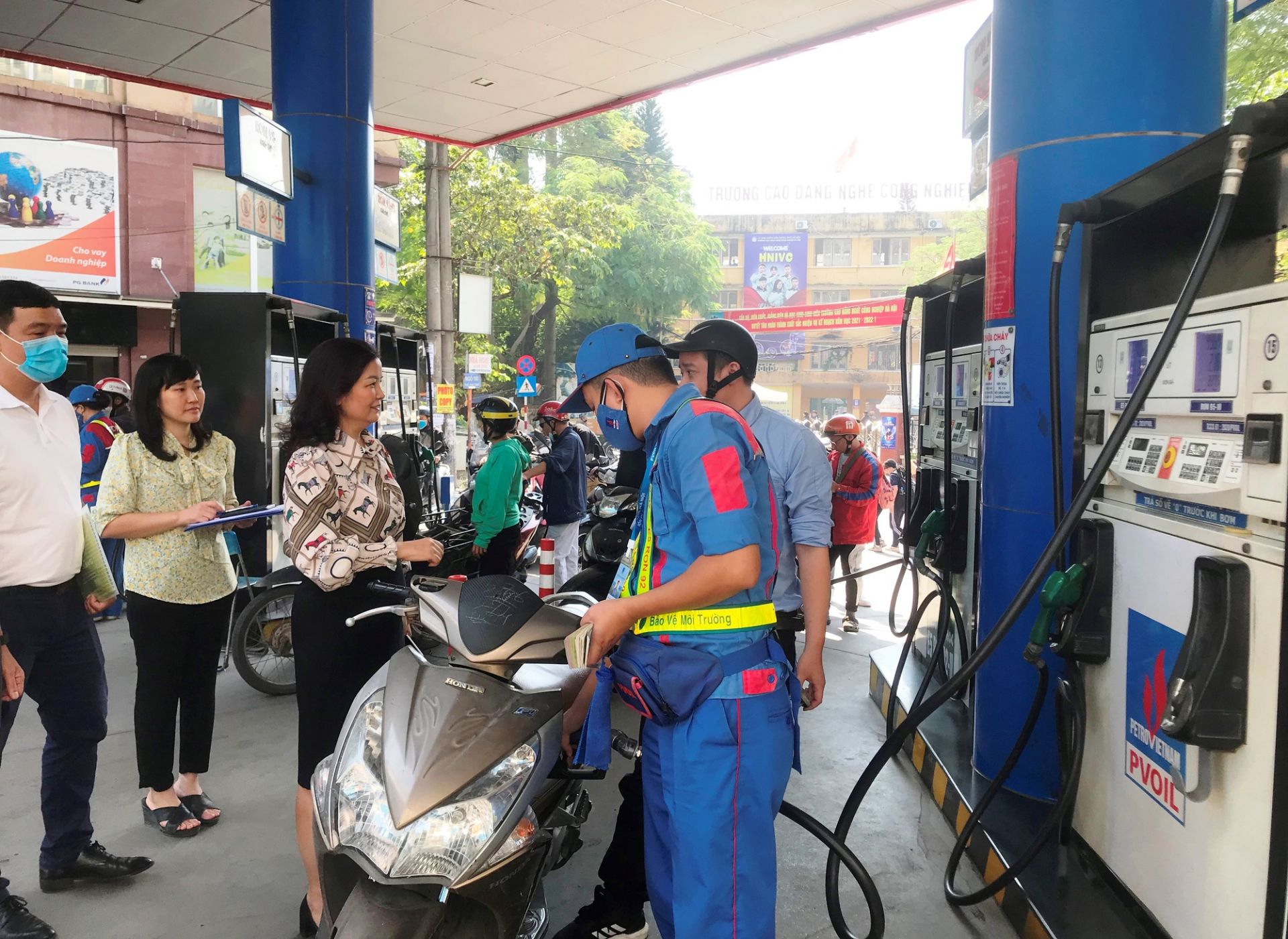 Hành vi găm hàng, chờ lên giá để trục lợi của các cửa hàng xăng dầu sẽ bị xử lý như thế nào?